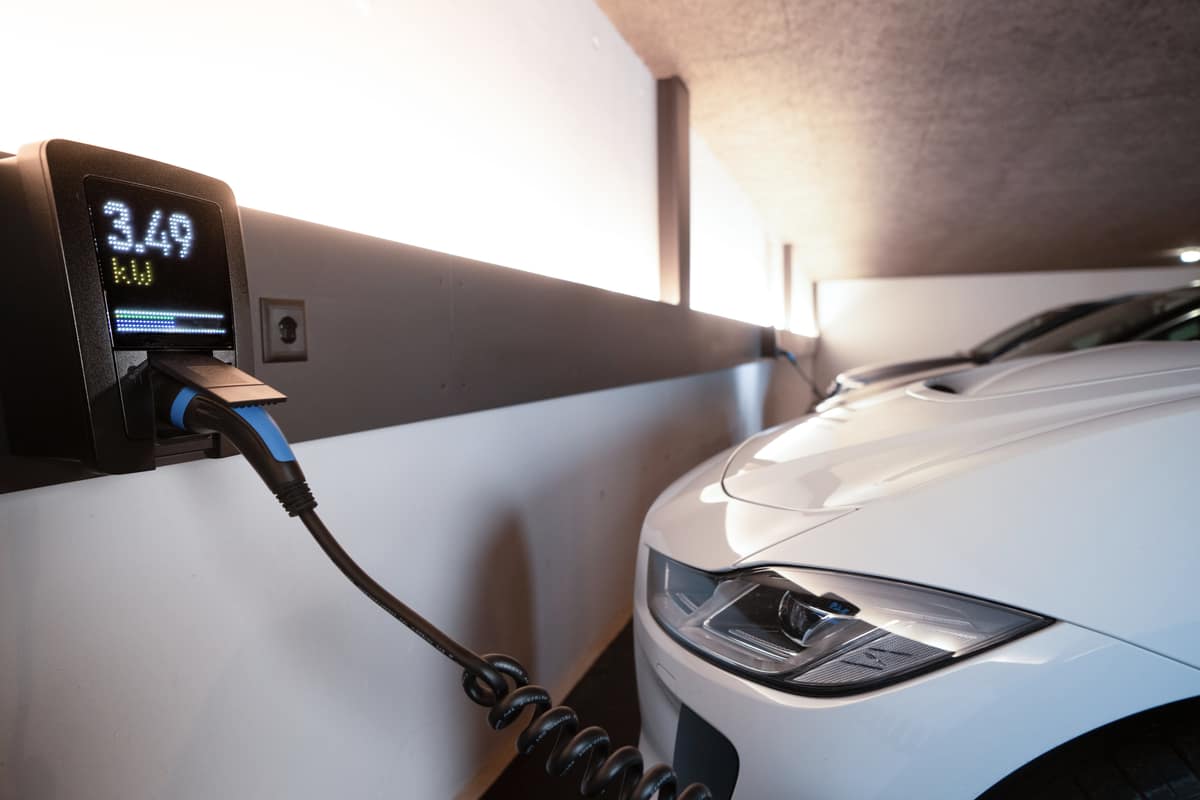A charging station display showing live energy data for the vehicle plugged in